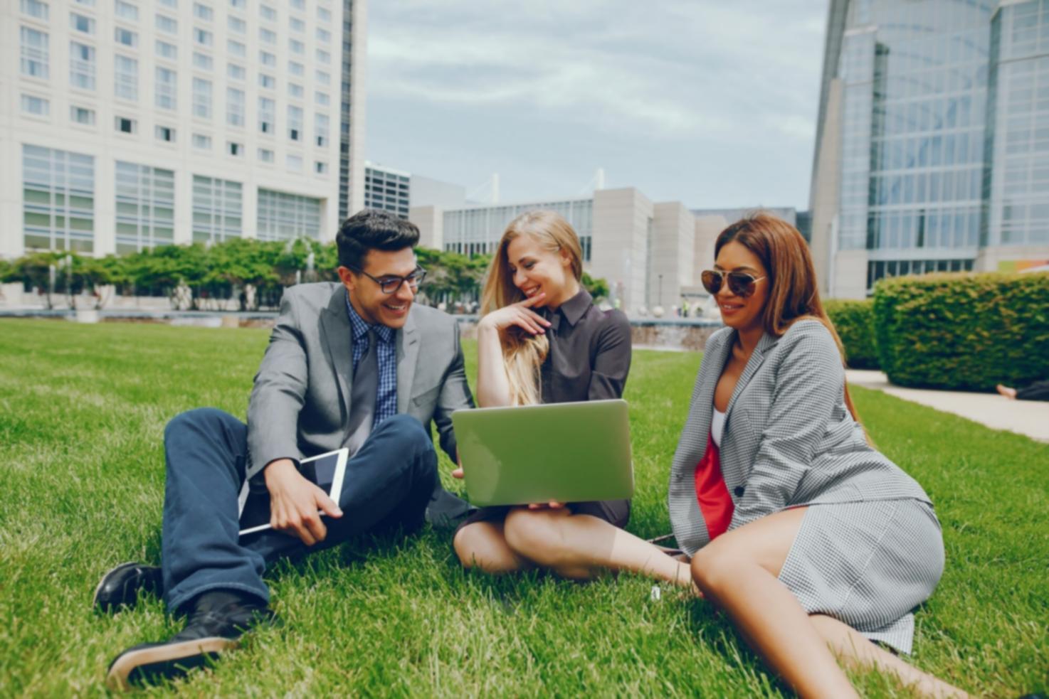 Intensive Gruppenarbeit an einem konkreten Finanzfall